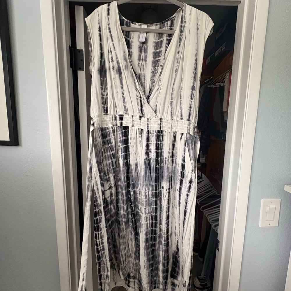 Elegant Black and White Tie-Dye Dress